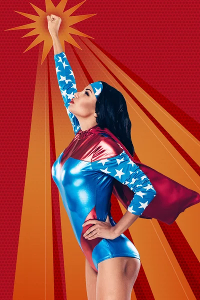 Ung kvinna i superhjälte kostym — Stockfoto