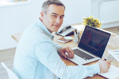 Olgun adam laptop ile çalışma