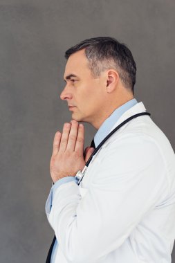 Steteskoplu erkek doktor.