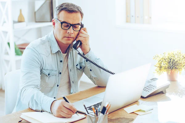 Älterer Mann arbeitet mit Laptop — Stockfoto