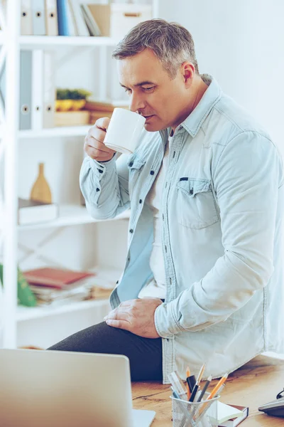 Hombre maduro bebiendo café — Foto de Stock