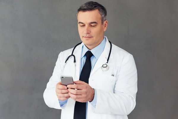 Médico con teléfono móvil — Foto de Stock