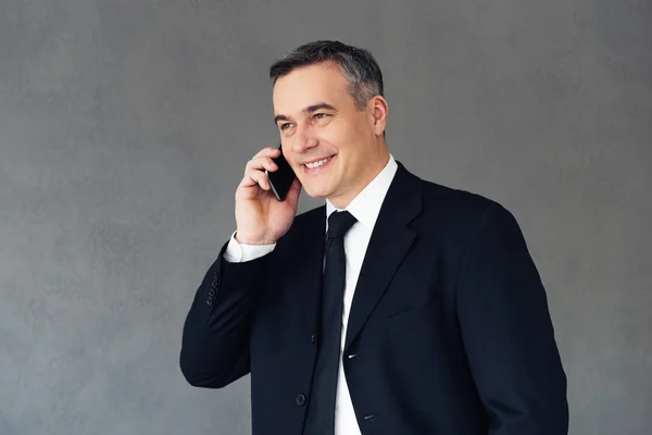 Mature businessman talking phone — Stock Photo, Image