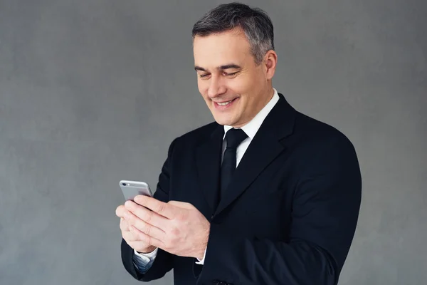 Homme d'affaires mature avec téléphone — Photo