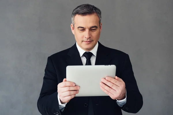 Geschäftsmann mit digitalem Tablet-PC — Stockfoto