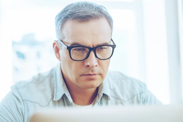 Älterer Mann arbeitet mit Laptop — Stockfoto