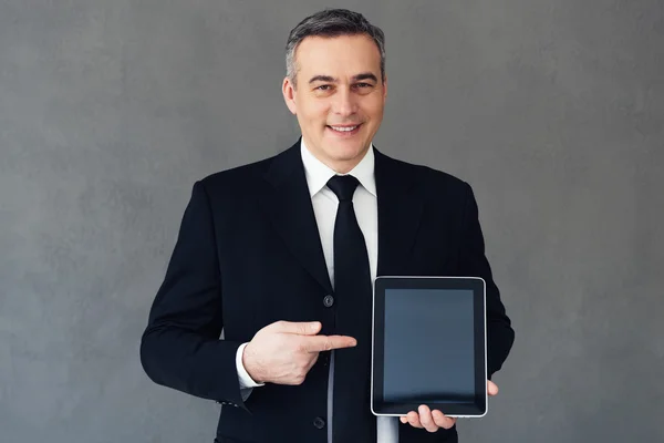 Uomo d'affari con pc tablet digitale — Foto Stock