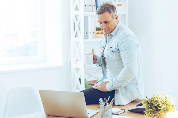 Älterer Mann arbeitet mit Laptop — Stockfoto