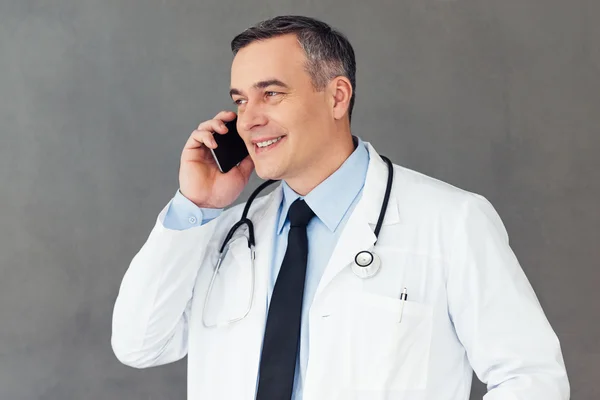 Médico com telefone móvel — Fotografia de Stock