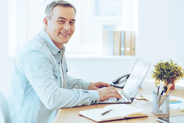 Mature man working with laptop — Stock Photo, Image