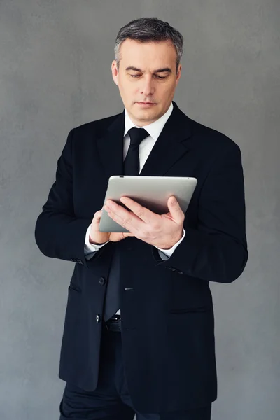 Homem de negócios com tablet digital pc — Fotografia de Stock