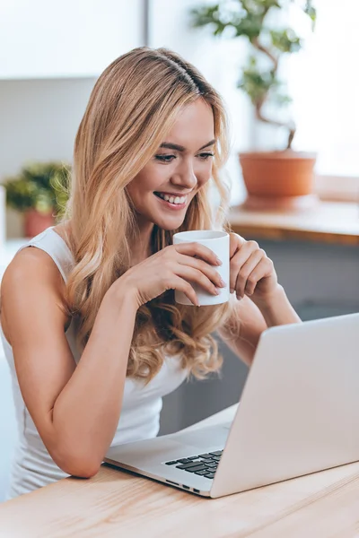 Woman sitting at kitchen table — Stock Photo, Image