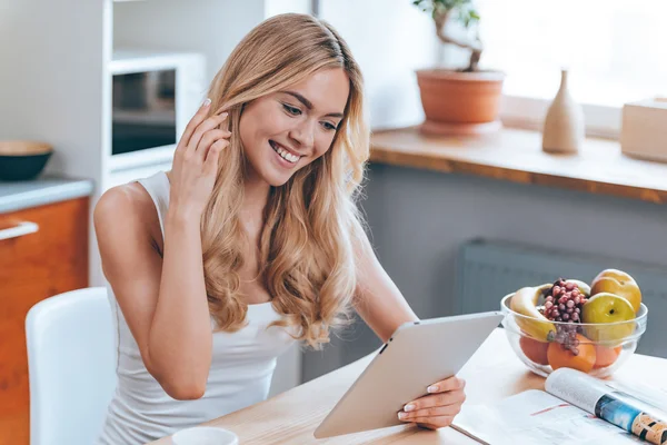 Woman using touchpad — Stock Photo, Image