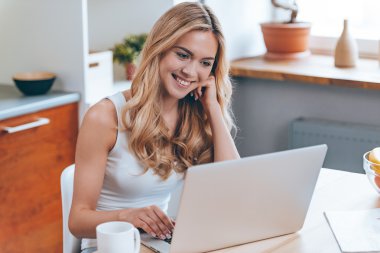 mutfak masasına oturan kadın