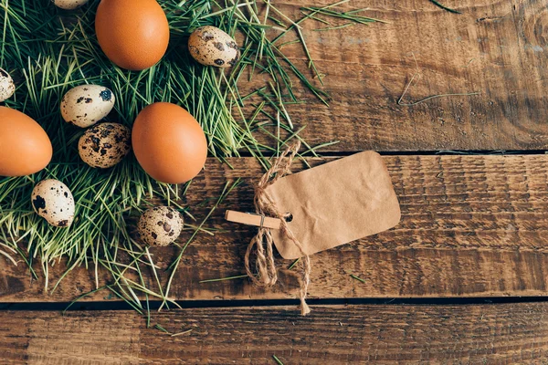 Яйця і коричневий паперовий ярлик — стокове фото