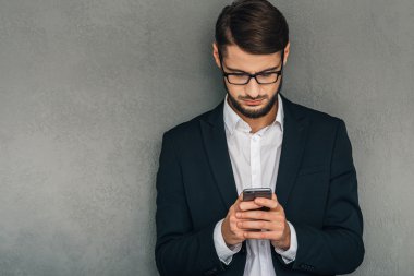 Kendine güvenen genç işadamı