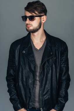 Güneş gözlüklü genç adam.