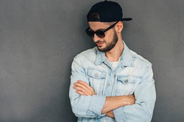 Kolları çapraz adam