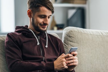Akıllı telefon kullanan adam