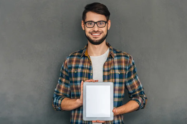 Mannen i glas med digital tablet — Stockfoto