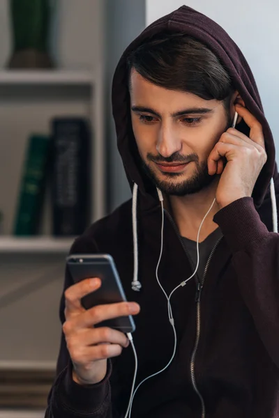 Uomo utilizzando smartphone — Foto Stock