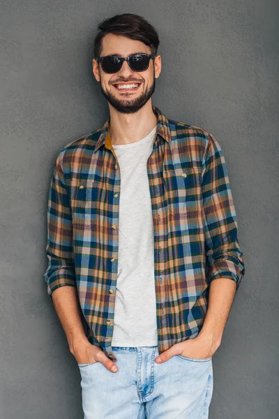 Junger Mann mit Sonnenbrille — Stockfoto