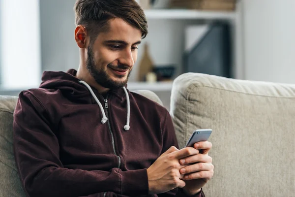 Man met smartphone — Stockfoto