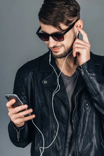 Uomo in cuffia con smartphone — Foto Stock