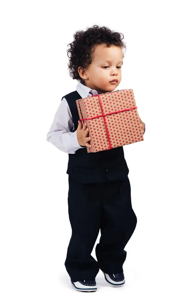 Babyjongen met doos van de gift — Stockfoto