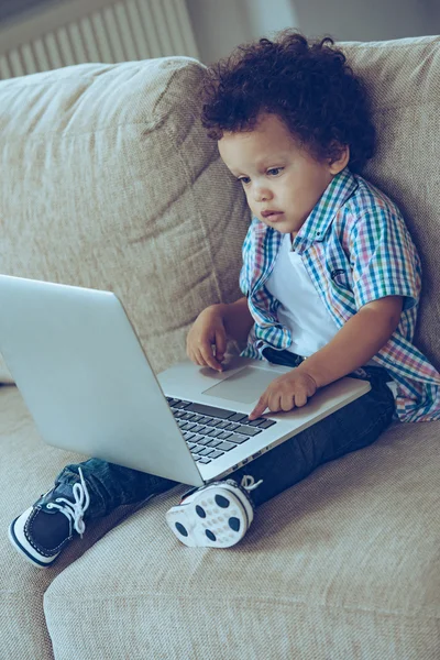 Bebé niño con portátil en casa — Foto de Stock