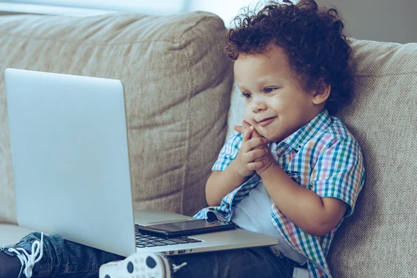 Bebé niño con portátil en casa — Foto de Stock