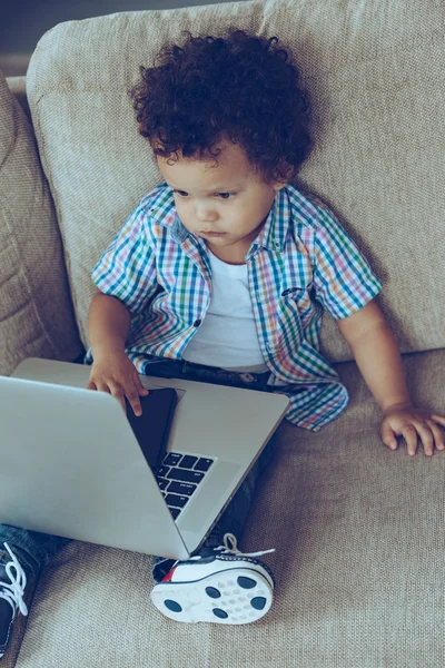Menino com laptop em casa — Fotografia de Stock