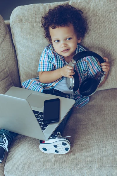 Bébé garçon avec ordinateur portable et écouteurs — Photo