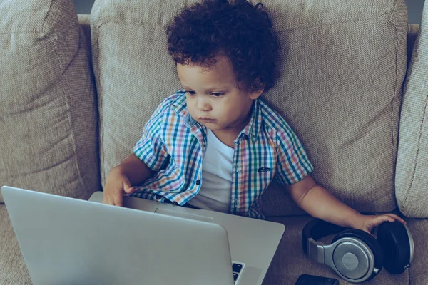 Menino com laptop em casa — Fotografia de Stock