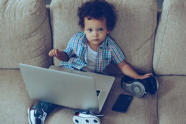 Menino com laptop em casa — Fotografia de Stock