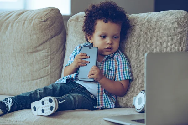 Bebé niño con portátil en casa — Foto de Stock