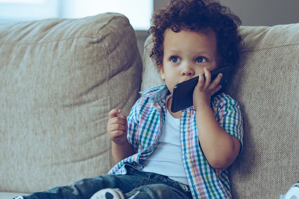 男婴与移动电话 — 图库照片