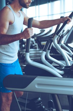 Step spor salonunda genç adam