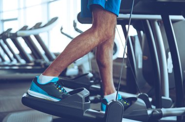 Step spor salonunda genç adam