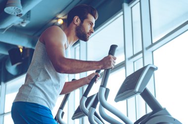 Step spor salonunda genç adam
