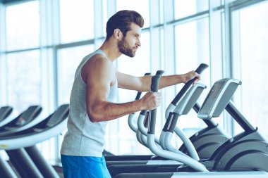 yakışıklı adam Step üzerinde çalışma dışarı
