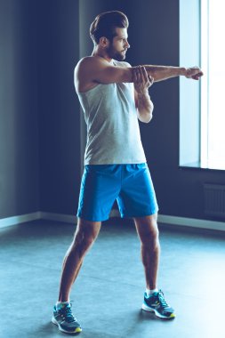 genç adam germe kol