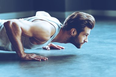 push-up yapan genç yakışıklı erkek