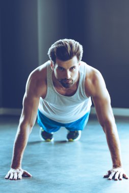 push-up yapan genç yakışıklı erkek