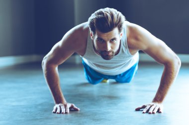 push-up yapan genç yakışıklı erkek