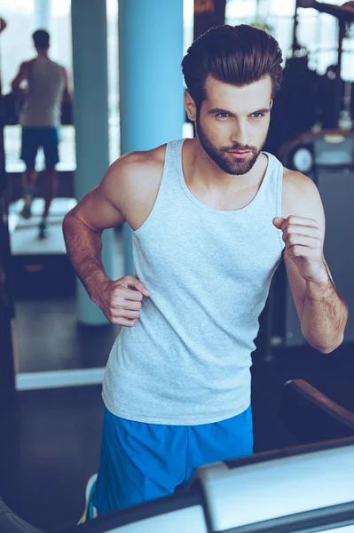 Joven en cinta de correr — Foto de Stock