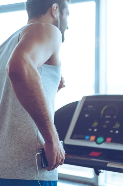 Junger Mann auf Laufband — Stockfoto