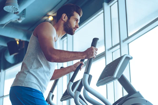 Anak muda di stepper di gym — Stok Foto