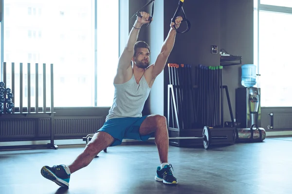 Ung man tränar på gym — Stockfoto