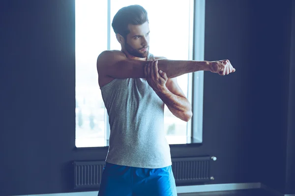 Knappe man uitrekkende arm — Stockfoto